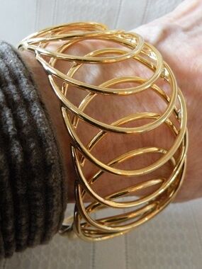 Wide Shiny Gold Tone Cuff Overlapping Circles Rings Loops Openwork Bracelet